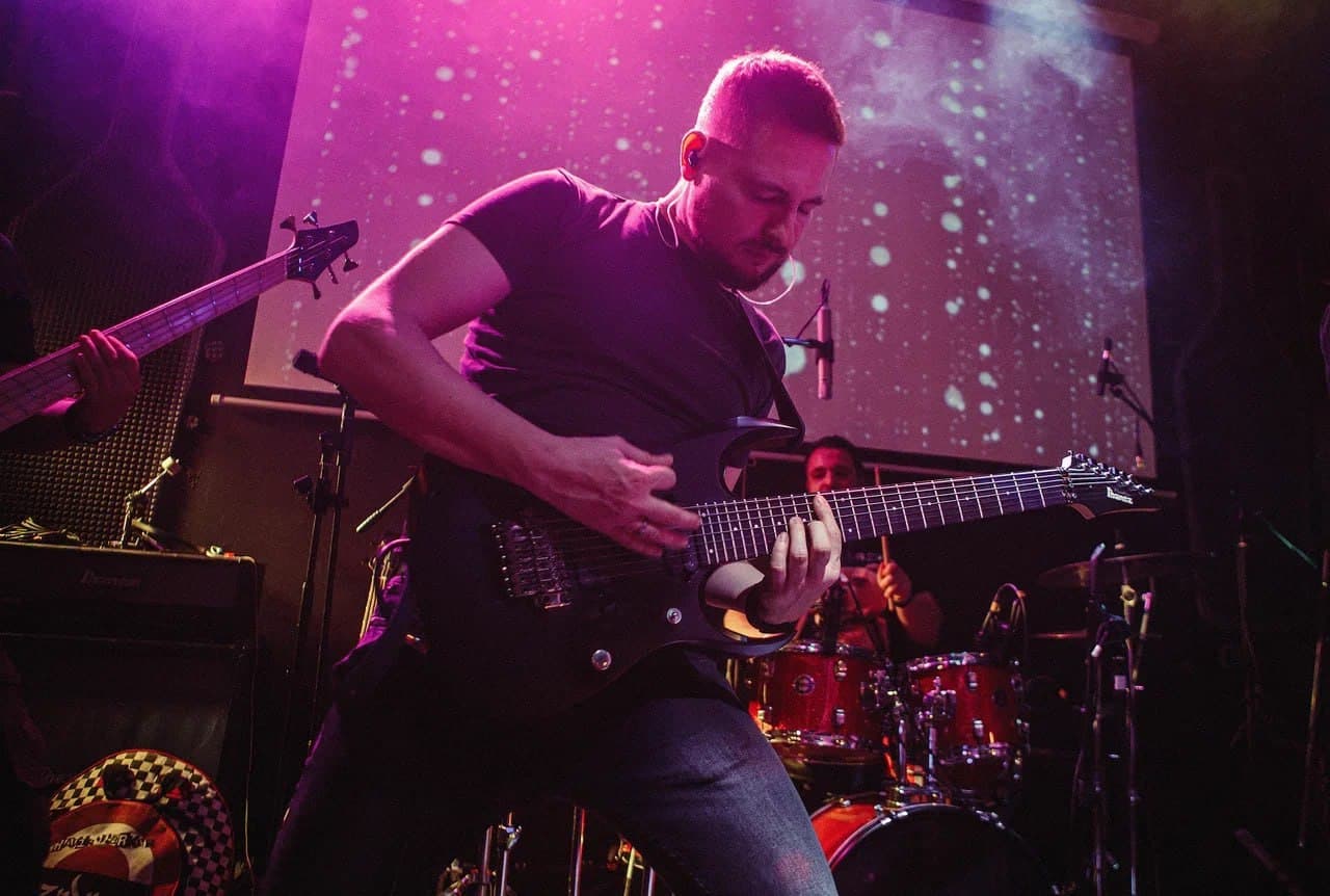 Занятие на электрогитаре в студии RedRoom